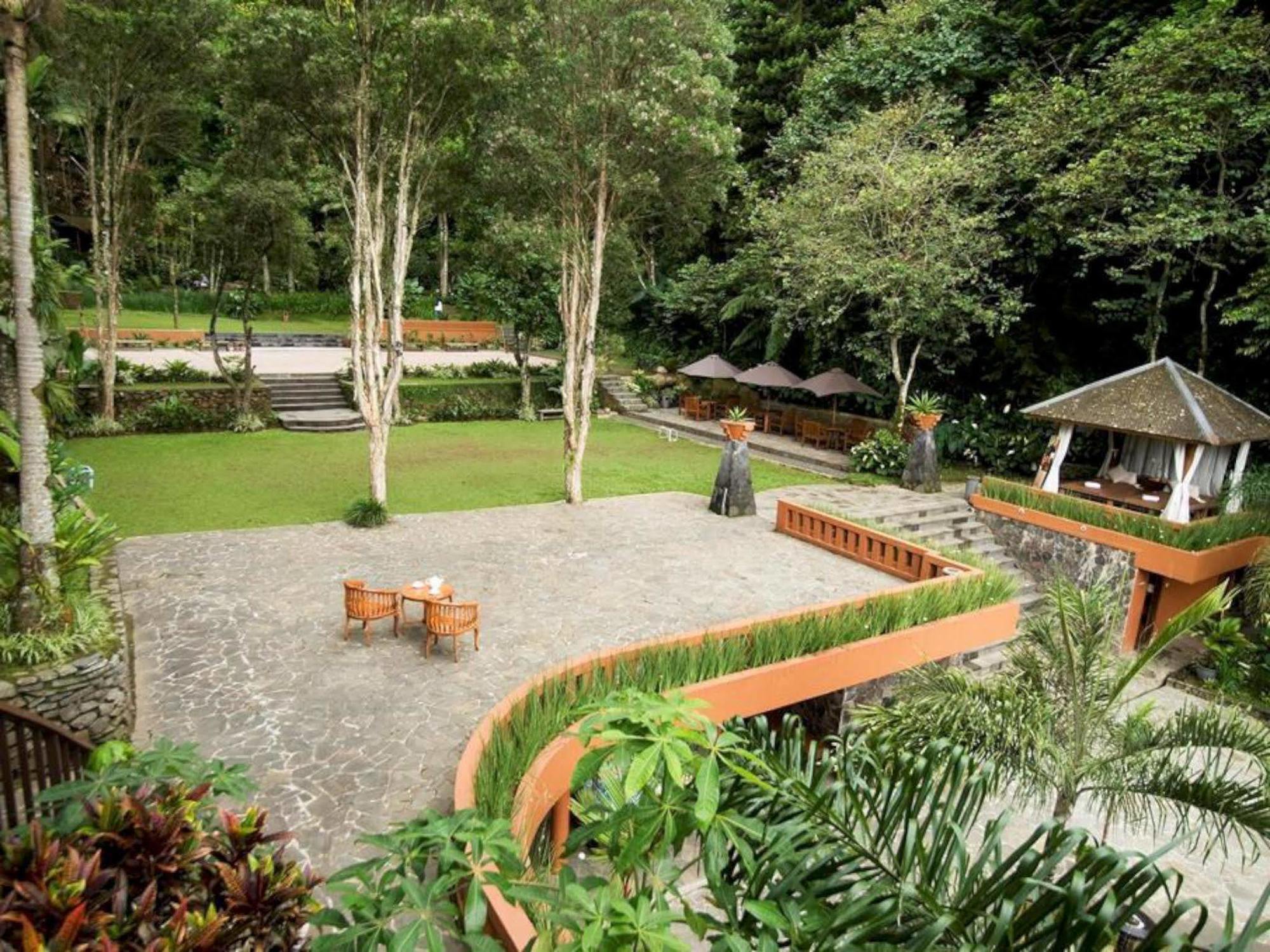 Sangria Resort And Spa Lembang Exterior foto
